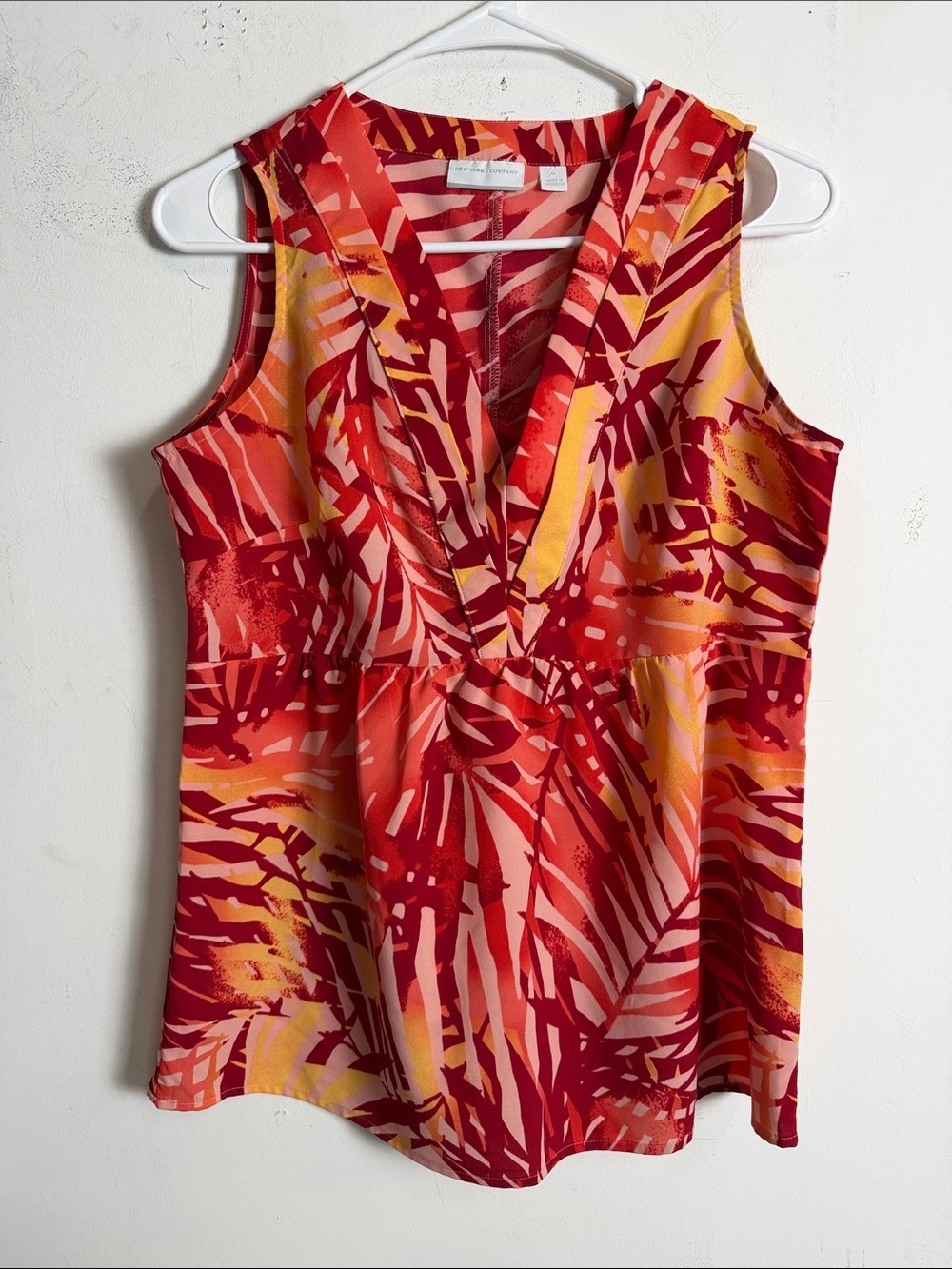 New York & Company Red Multi Tropical V-Neck Sleeveless Camisole